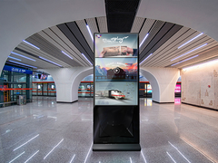 Ψηφιακή σήμανση στο πάτωμα Λευκό 4K εσωτερικό κατακόρυφο τοτέμ LCD διαφημιστικό παίχτη